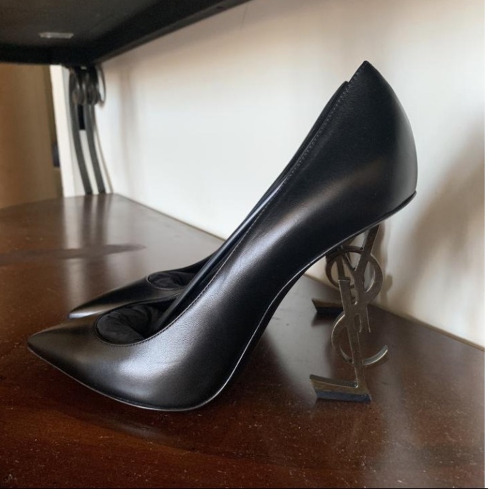 Saint Laurent matte leather pump/YSL monogram.